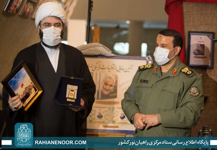 اعطای نشان ملی خادمی شهدا به حجت السلام محمد قمی ، رئیس سازمان تبلیغات اسلامی