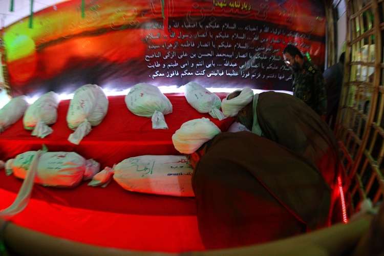 زیارت و اقامه نماز آیت الله مقتدایی در معراج شهدا پادگان شهید محمود وند اهواز