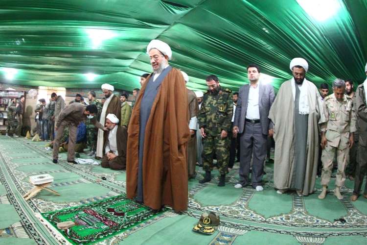 زیارت و اقامه نماز آیت الله مقتدایی در معراج شهدا پادگان شهید محمود وند اهواز