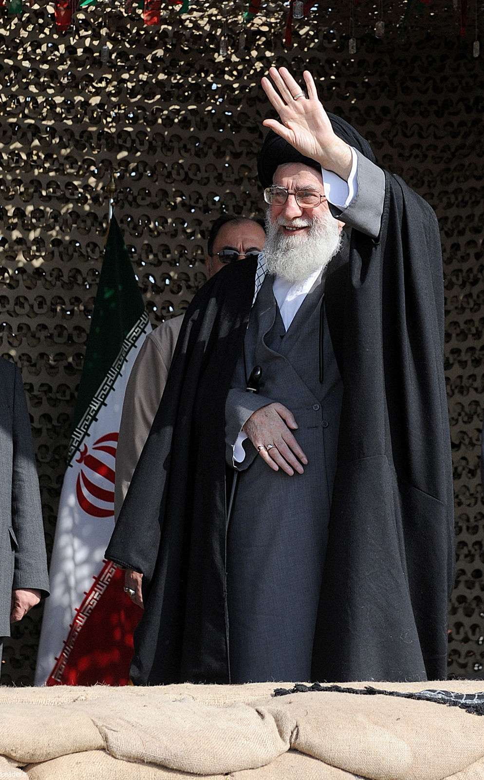 حضور حضرت آیت الله خامنه ای در یادمان شهدای شرق کارون