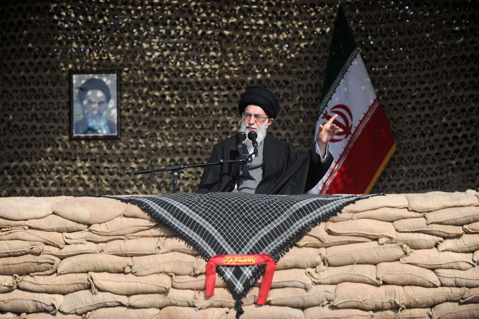 حضور حضرت آیت الله خامنه ای در یادمان شهدای شرق کارون