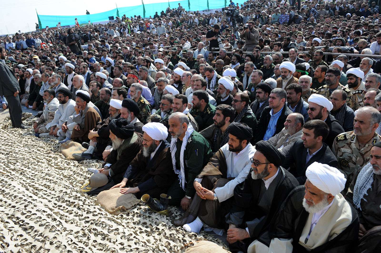 حضور حضرت آیت الله خامنه ای در یادمان شهدای شرق کارون