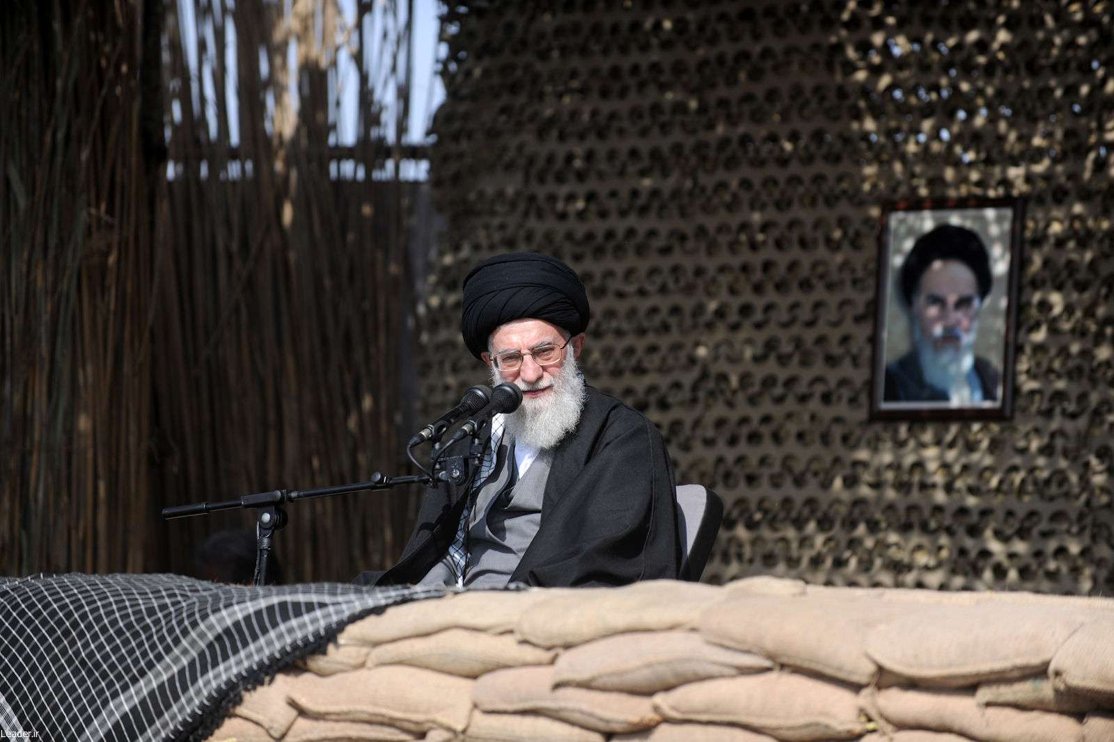 حضور حضرت آیت الله خامنه ای در یادمان شهدای شرق کارون
