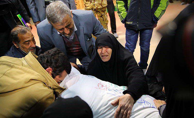 مادر شهید احمد موچانی پیکر فرزندش را در آغوش کشید